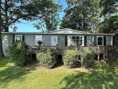 Lakefront Getaway at Renshaw Bay