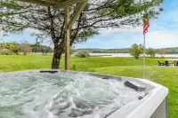 4-Season Waterfront Oasis Acadia with Hot Tub - 무료 와이파이