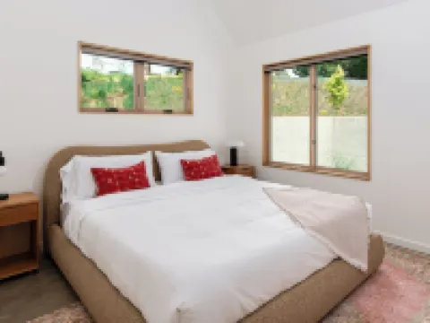 Architect-Designed 3BR Forest Retreat Near Asheville ウィーヴァーヴィルのホテル