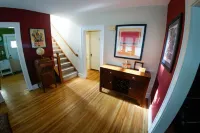 Steps to Downtown Iowa City, Cozy and Colorful!