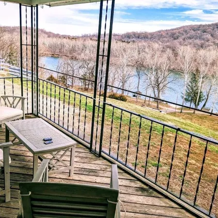 Riverside cottage, minutes from historic Harpers Ferry!  Private river access!