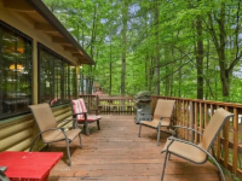 Sunny Point Lake Wallenpaupack Lakefront  with Private Dock - 4 Bedroom Sleeps 9 Hotels in Paupack Township