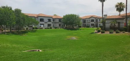 2nd floor 2 Bedroom Condo with Balcony Отели рядом с достопримечательностью «Рипариан Презерв эт Уотер Ранч»