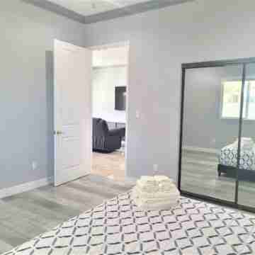 High Ceiling*2-levels Home*5 miles to Disneyland Rooms