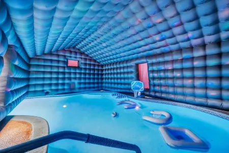 King Suite House guest house,  heated pool, spa, pool table, ping pong