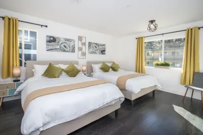 Modern 8 bedroom Duplex -2 units- w/ Ocean Views and over 4,000 sqft! Hotels near Makati Chiropractic Center