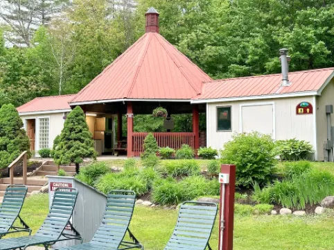 Roomy Family Getaway at base of White Mountains - Sleeps 7!