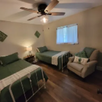 Cute, pet-friendly home in quiet neighborhood. Close to state parks & downtown. 帕克縣酒店