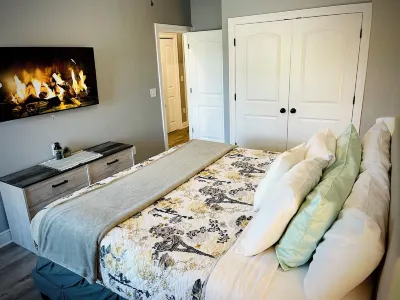 Beachfront 3-bedroom vacation home just 3 minutes drive to Navarre Beach Отели рядом с достопримечательностью «Island Style»