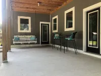 Newly Constructed Modern 1 Bedroom Apartment with Luxury Shower ~ Sleeps 3