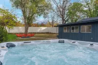 NEW & Remodeled! King Beds, Hot Tub, Firepit, GameRoom, Huge Backyard, Mtn Views