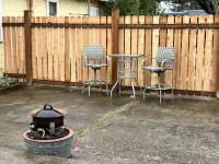 Old Town Cottage in Port of Siuslaw,  King Bed The Chicken Coop on Maple 주변 호텔