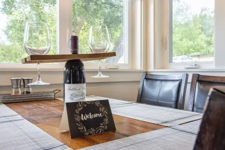 Amazing escape! Private pond+yard games+EV charger