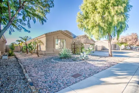 Glendale Getaway- Walking distance to the Stadium Отели в г. Глендейл