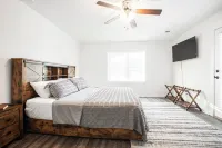 Ruth's Cottage at Addis Acres/Newly Renovated/Firepit/Private Pond/2BR/2BA/Deck Hotels in Spalding County