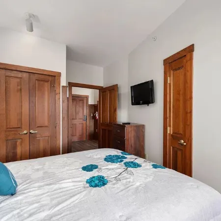 Cozy Condo located in the heart of Snowshoe and directly off the main ski area!