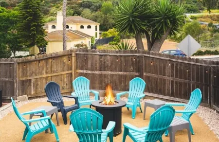 Tiered Garden Beach Home- Gameroom, Garden,Deck, MTS to Beaches,Lagoon, Legoland Отели рядом с достопримечательностью «Флауэр Филдс»