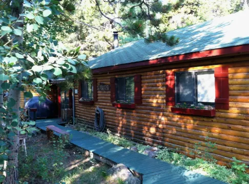 Charming Log Cabin for Peaceful Mountain Getaway!