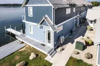 Lakefront - Amazing views! Private Hot Tub & Boat Slips. 12 mins to Ski Resorts!