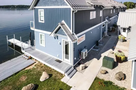 Lakefront - Amazing views! Private Hot Tub & Boat Slips. 12 mins to Ski Resorts!