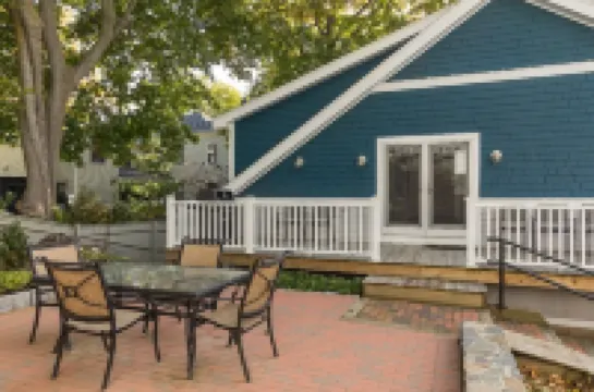 Modern Condo in Historic Marblehead, Walk everywhere, Parking, A/C, Deck & Grill