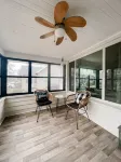 Family-sized home just a few blocks to downtown Main St King bed + fenced yard - Homestays