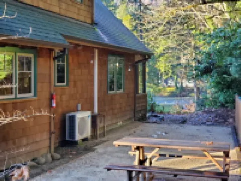 Log Cabin Inn - Cabin 12 on the Mckenzie River - minutes from Tokatee and Loloma