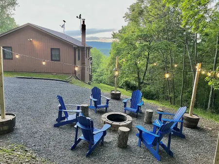 Scenic VIEWS! Pool table - Fire Pit - River Access - Arcade