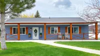 Hot Tub, Game Room, Only 2 Blocks from the Lake!