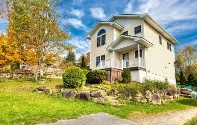 2 blocks to Olympic Oval, Walk to Downtown, Mountain Views!