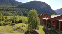 The Mogul Hut - Sleeps 7 - King + Queen + Bunks & Twin - Indoor Pool & Hot Tubs