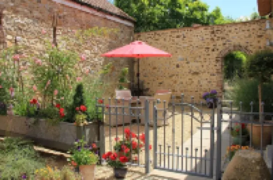 Courtyard Cottage Luxury Thatched Home Sleeps 4  (Pet Friendly) Near Gastro Pub