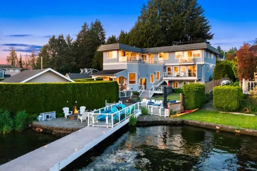 Relaxing 4 bed, 4 bath, + private studio lakefront home on Lake Stevens! Hotels in Snohomish County