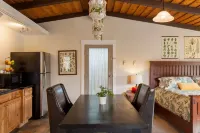 Cozy Up at a Nature Inspired Boutique Studio in the Trees - River Nearby