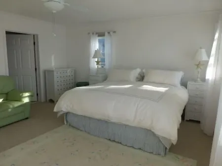 Quiet North Beach Oceanfront Steps to Private Beach 4 Night Min Stays Available Отели рядом с достопримечательностью «Бичфронт»