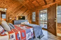 Mtn Views! Triple Decks, Hot Tub under the Stars, Secluded Feel Log Cabin, Games