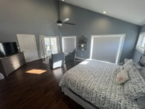 6 Bedroom Apple Valley Lakefront Perfect for Large Families Hotels in Howard Township