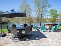 Pristine lake house offering watersports, gameroom favorites, and stunning view Hotels in Clines