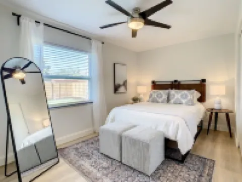 Cypress Inn - Modern home close to Siesta Key