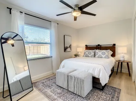 Cypress Inn - Modern home close to Siesta Key