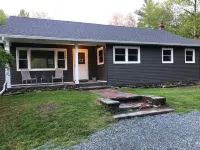 Cozy cottage with pool, walking distance to lake