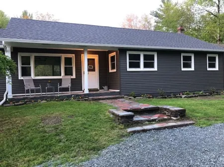 Cozy cottage with pool, walking distance to lake