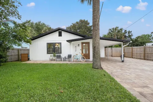 3-bedroom house only a 5 minute walk to the beach with a turf backyard!