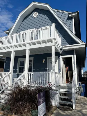 Renovated 2nd flr Condo 3 blocks from Ventnor beach, right off of Ventnor ave! Hotels in Ventnor City