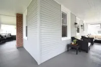 The Porch House - IN TOWN!