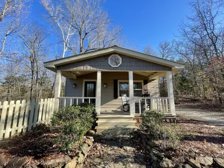 Guest House w/ Pool and Hot Tub! 10min away from Lake Norfork!