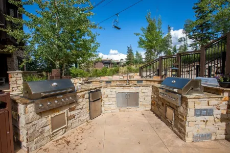 Ski-in/Out Arrowleaf 3/3 Luxury w/2 Deer Valley Ski Passes Отели рядом с достопримечательностью «Дир-Вэлли»