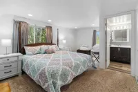 SLEEPS 10, 7 BEDS, WALKING DISTANCE TO BEACH, SHOPPING & RESTAURANTS