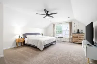 Stunning 5 Bed 2.5 Bath in the Heart of Clarksville