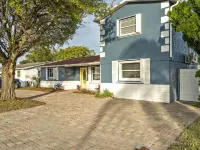 Remodeled Lake Front Pool Home! Sleeps 13! Bring dogs and kids! Hotels in Holiday